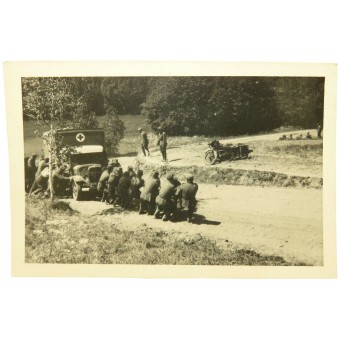 Foto von deutschen Soldaten mit kaputtem Wehrmachtssanitätswagen. Espenlaub militaria
